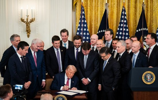 特朗普签署稳定币法案 加密货币行业取得重大胜利