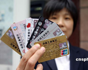 为什么有些银行要求客户必须本人持证件办业务？