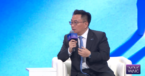 直击WAIC | 上海人工智能实验室主任周伯文：AI研究不是零和游戏，更多优势来自安全方面的合作