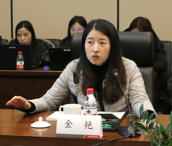 海康威视财务总监金艳硕士学历年薪230万，薪酬仅比大华股份CFO徐巧芬高10%，但海康营收净利市值远高于大华