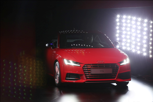 如何判断汽车的轮胎是否需要更换？