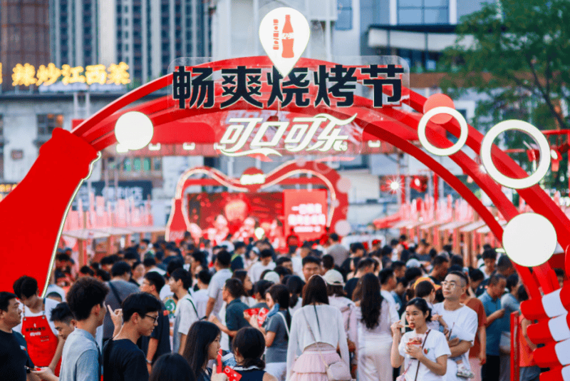 可口可乐组“烧烤局”，郑州夜经济添“畅爽”注脚