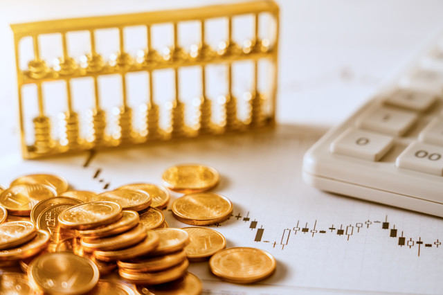 如何在不同时期调整黄金投资策略？