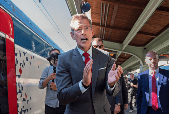 硅谷观察:推迟数年之后,美国新一代高铁列车终于上路!时速仅比旧版提升不到20公里,700公里要跑七个小时