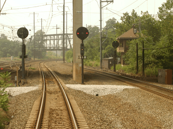 硅谷观察:推迟数年之后,美国新一代高铁列车终于上路!时速仅比旧版提升不到20公里,700公里要跑七个小时