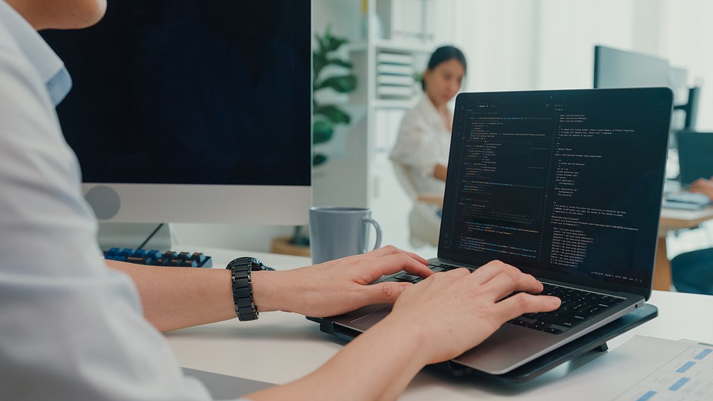 AI岗月薪下限均值已达4.7万元!大厂秋招抢人逻辑被颠覆:顶尖人才年薪冲200万元