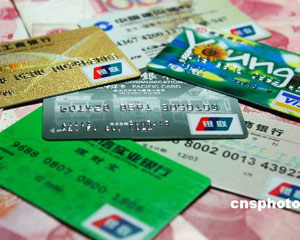 银行的服务费对投资收益的影响如何评估？