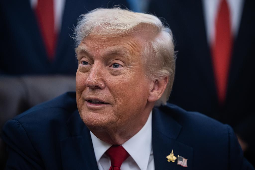 特朗普宣布对进口中型和重型卡车征收25%关税