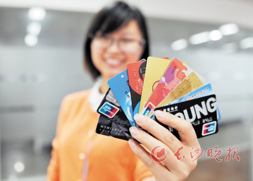 银行的投资组合的多样化如何降低风险？