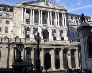 银行的投资产品的费用结构如何影响投资？