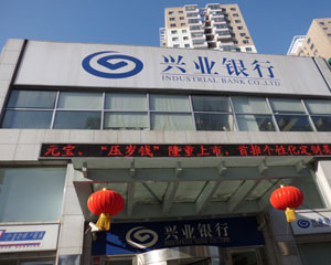 如何通过银行的分析工具做出明智投资？