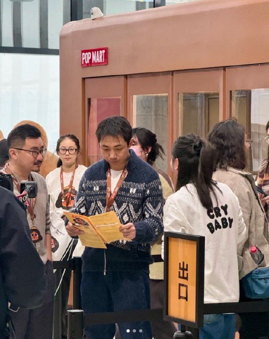 股价跌超43%!泡泡玛特王宁现身遭喊话:回购点吧,跌成狗了